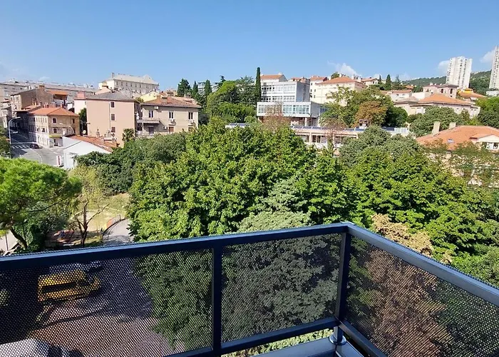 Deluxe Kristian Whit A Private Parking Apartman Rijeka